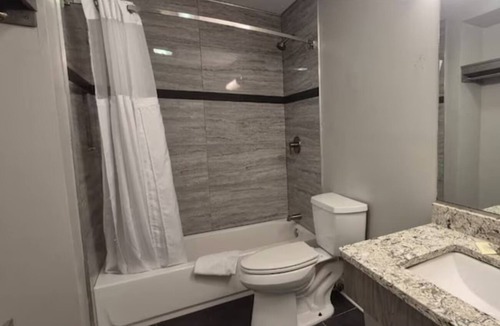 Merrillville Hotel | Modern Stay | Steps To Southlake Mall | Albanese Candy Factory & Waterpark
