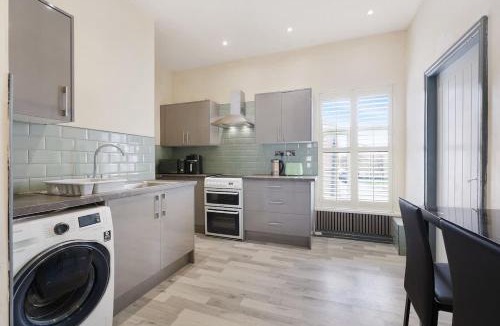 Westhoughton House | Modern Stay with Luxury Bath and Near Transport Links
