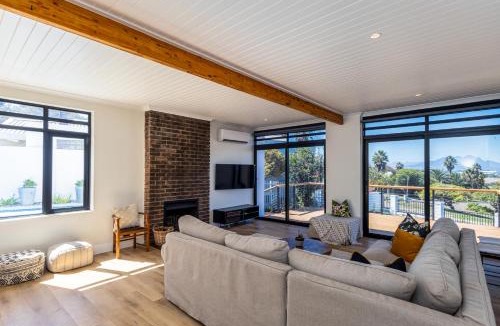 Bellville House | Modern Stellenberg Retreat w Pool & Mountain Views
