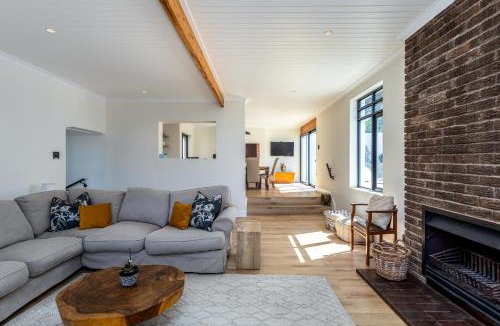Bellville House | Modern Stellenberg Retreat w Pool & Mountain Views
