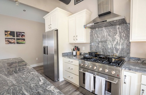 Crestline Heights House | Modern Stretch Home - 3BR/Bathtub/New Build/Grill