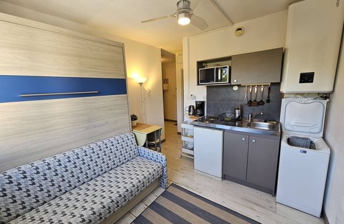 Saint-Mandrier-sur-Mer Apartment | Modern studio in a quiet location, swimming pool in the residence, washing machine