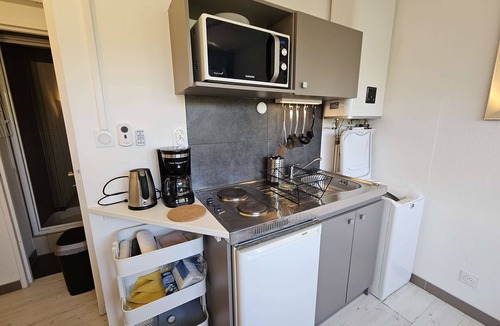 Saint-Mandrier-sur-Mer Apartment | Modern studio in a quiet location, swimming pool in the residence, washing machine