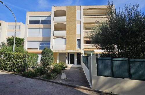 Saint-Mandrier-sur-Mer Apartment | Modern studio in a quiet location, swimming pool in the residence, washing machine