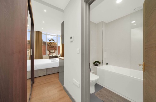 Valentines Apartment | Modern Studio 1 Min Walk to Ilford Station