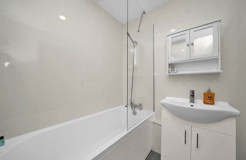 Valentines Apartment | Modern Studio 1 Min Walk to Ilford Station