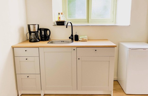Cadier en Keer Villa | Modern Studio 1 in Historic Abbey
