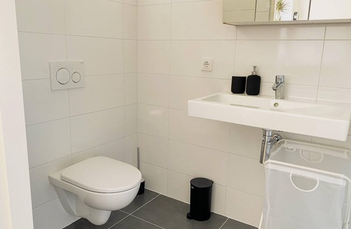 Cadier en Keer Villa | Modern Studio 1 in Historic Abbey