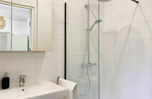Cadier en Keer Villa | Modern Studio 1 in Historic Abbey