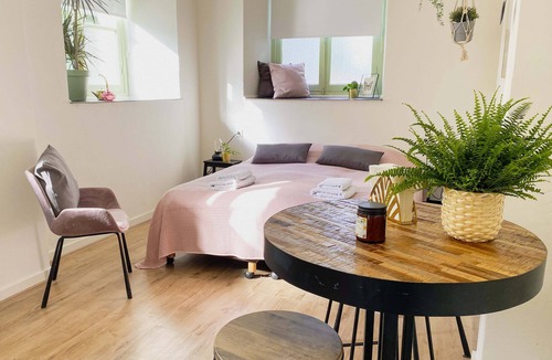 Cadier en Keer Villa | Modern Studio 1 in Historic Abbey