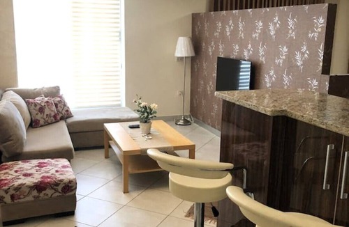 Al Swaifyeh Apartment | Modern studio 13 mins away to downtown - few steps to great food, cafes, shops