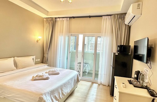 Nong Prue Hotel | Modern Studio 50m from Jomtien Beach, Free WiFi & Balcony