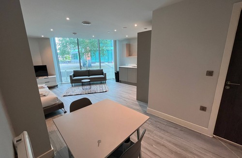 Bracknell Apartment | Modern Studio Apartment for 3 pax, Free Parking