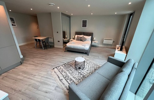 Bracknell Apartment | Modern Studio Apartment for 3 pax, Free Parking