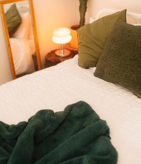 Dundonald Apartment | Modern Studio Apartment with Kitchenette near Belfast