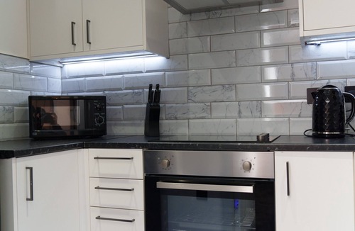 Harehills Apartment | Modern Studio Apartment near Leeds City Centre - sleep 3 people