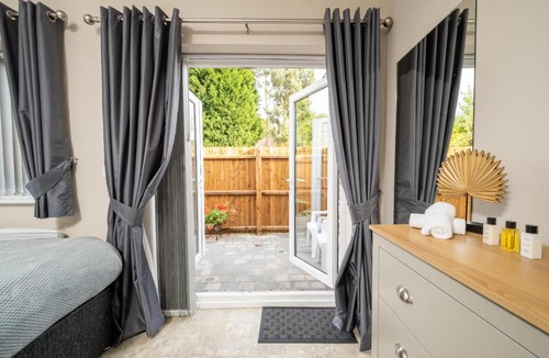 Barnt Green Apartment | Modern studio apartment - Close to the NEC, Airport, and Solihull Town - Parking