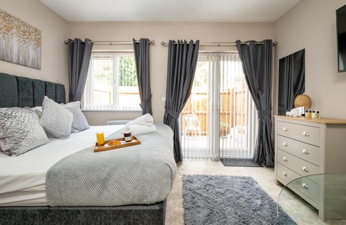 Barnt Green Apartment | Modern studio apartment - Close to the NEC, Airport, and Solihull Town - Parking