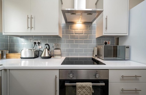 Barnt Green Apartment | Modern studio apartment - Close to the NEC, Airport, and Solihull Town - Parking