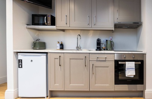 Broadstone Apartment | Modern Studio APT : 20 Min Walk to Ha'penny Bridge
