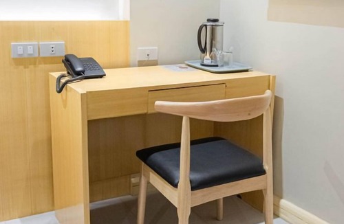Downtown Tacloban Apartment | Modern Studio at Etsu Hotel near Balyuan Amphitheater