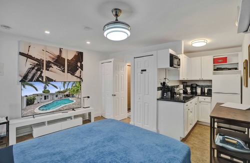 Coral Ridge House | Modern Studio blocks to the beach w/pool&Tiki Bar