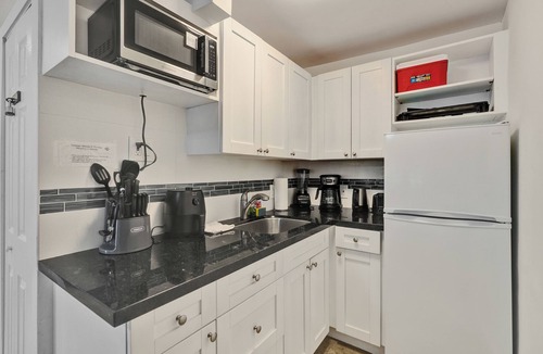 Coral Ridge House | Modern Studio blocks to the beach w/pool&Tiki Bar