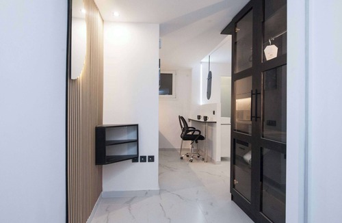 Platia Viktorias Apartment | Modern Studio by ASOE with Relaxing Bathtub