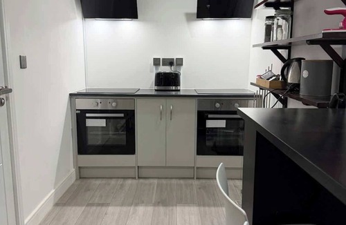Epsom Condo | Modern Studio Close to London, EV Charger