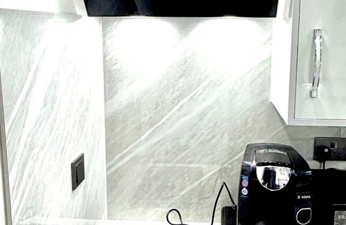 Epsom Condo | Modern Studio Close to London, EV Charger