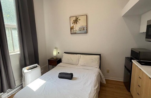 Quartier des Spectacles Apartment | Modern Studio Downtown MTL for 2 with Free Parking