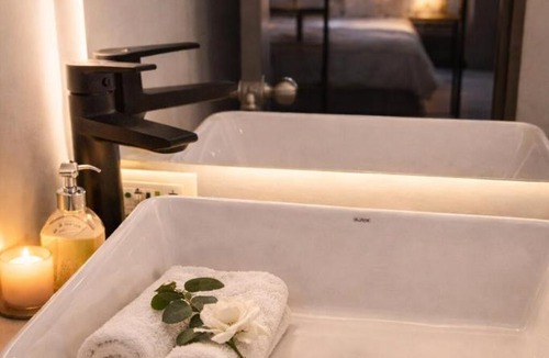 Normandia Apartment | Modern Studio for 1 or 2 Guests Near Airport Free WiFi