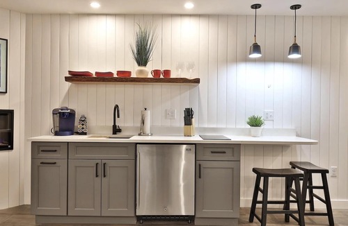 Killington Condo | Modern Studio for 4 Near Killington w/Fireplace, Pool & EV Charger