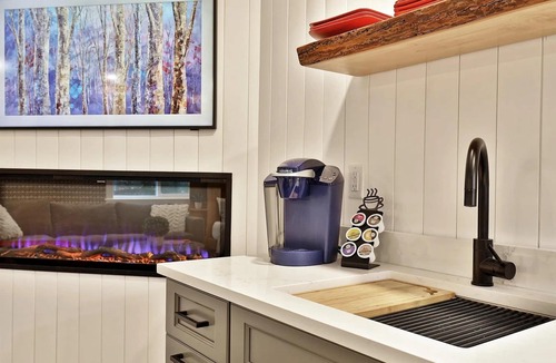 Killington Condo | Modern Studio for 4 Near Killington w/Fireplace, Pool & EV Charger