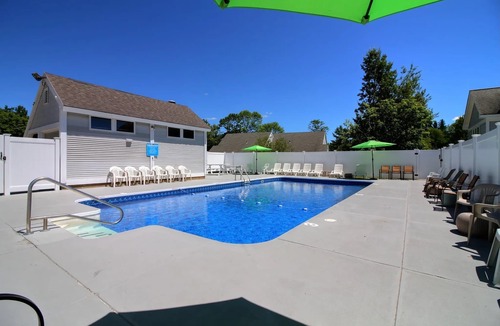 Killington Condo | Modern Studio for 4 Near Killington w/Fireplace, Pool & EV Charger