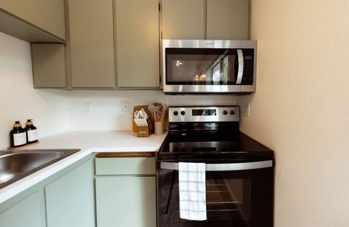Pine Park Neighborhood Apartment | Modern Studio in Heart of Edmonds
