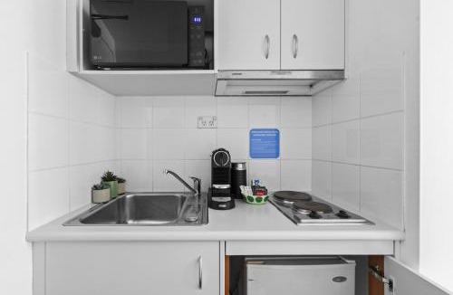Parramatta Apartment | Modern Studio in Parramatta Pool AC Workspace