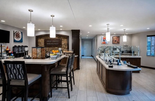 Gilbert Apartment | Modern Studio in Phoenix | Hot Tub + Outdoor Pool + 24 Hour Business Center