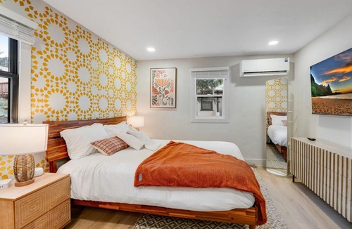 Manitou Springs Apartment | Modern Studio in Manitou Springs Walk Downtown