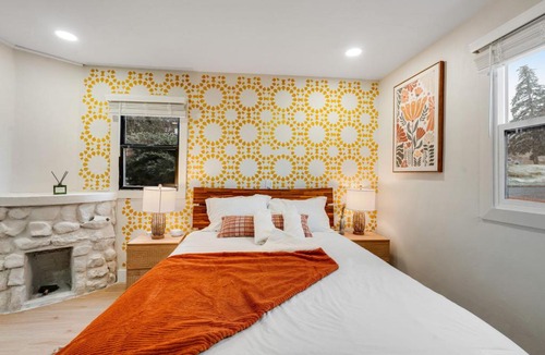 Manitou Springs Apartment | Modern Studio in Manitou Springs Walk Downtown