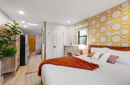 Manitou Springs Apartment | Modern Studio in Manitou Springs Walk Downtown