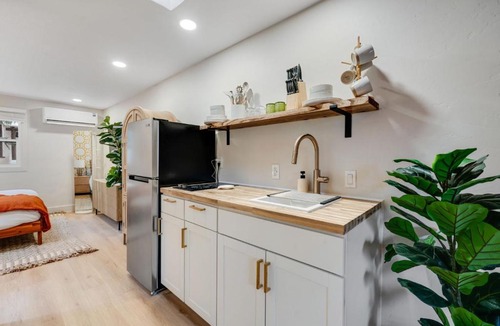 Manitou Springs Apartment | Modern Studio in Manitou Springs Walk Downtown
