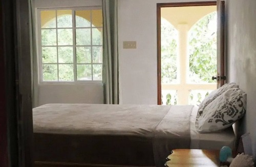 Yallahs Apartment | Modern Studio #2 - Queen Bed. Free wifi & parking