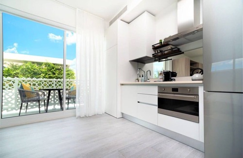 Seven Mile Beach Apartment | Modern Studio Apt w/Rooftop Pool Near Beach, etc.