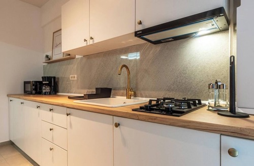 Sector 5 Apartment | Modern Studio near Liberty Mall