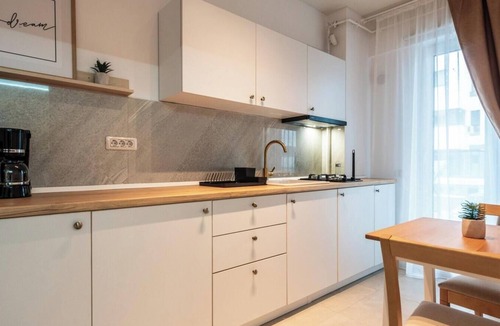 Sector 5 Apartment | Modern Studio near Liberty Mall