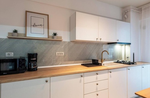Sector 5 Apartment | Modern Studio near Liberty Mall