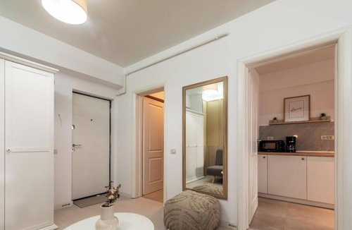 Sector 5 Apartment | Modern Studio near Liberty Mall