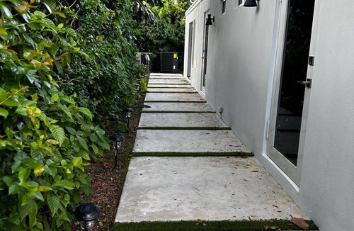 South Miami Apartment | Modern Studio Near shops and University of Miami