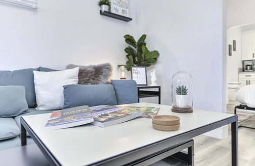 North Oak Park Apartment | Modern Studio - North Oak Park/UC Med Center